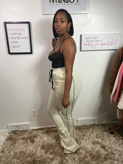 Beautiful pants that are flared sweatpants track-suit colored, slightly yellow/beige color, drawstrings and side stripes, and an elastic waistband with drawstring, .